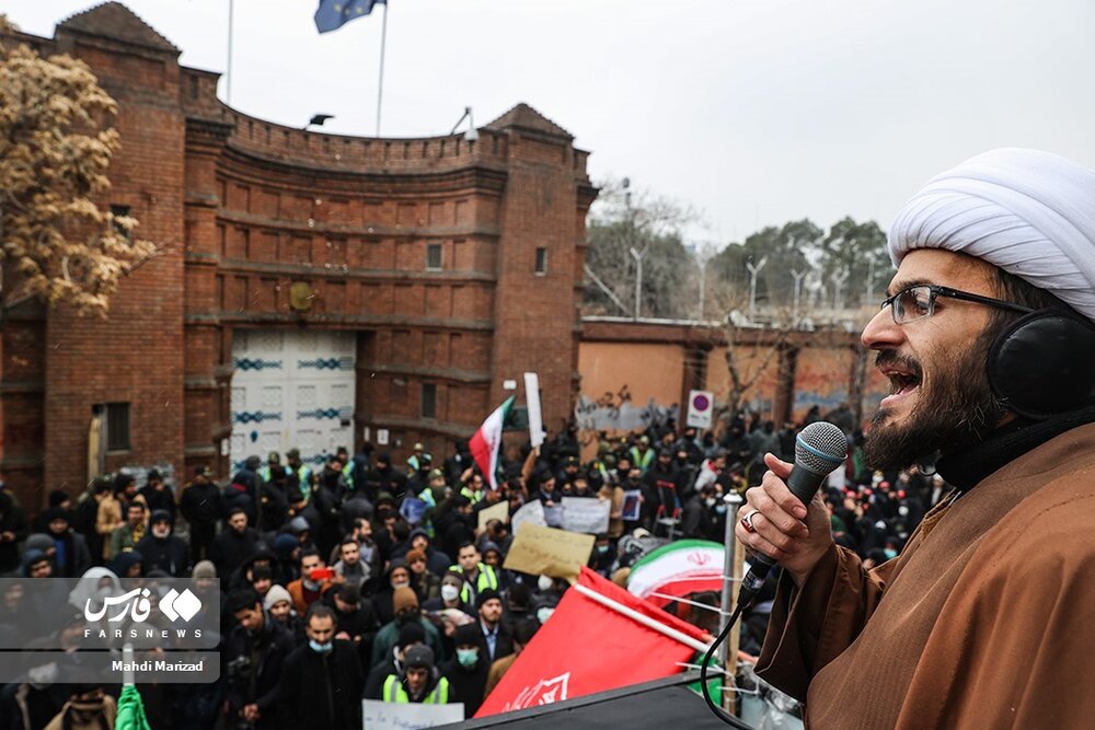 تجمع اعتراضی، مقابل سفارت فرانسه در تهران + تصاویر