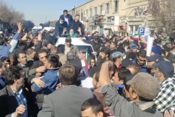 عکس | واکنش رئیس‌جمهور به استقبال گسترده و ابراز محبت مردم یزد