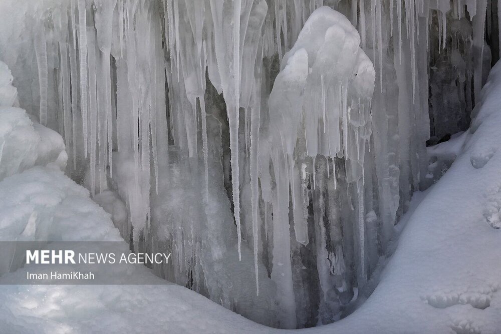منجمد شدن آبشار ۱۲ متری گنجنامه همدان / عکس