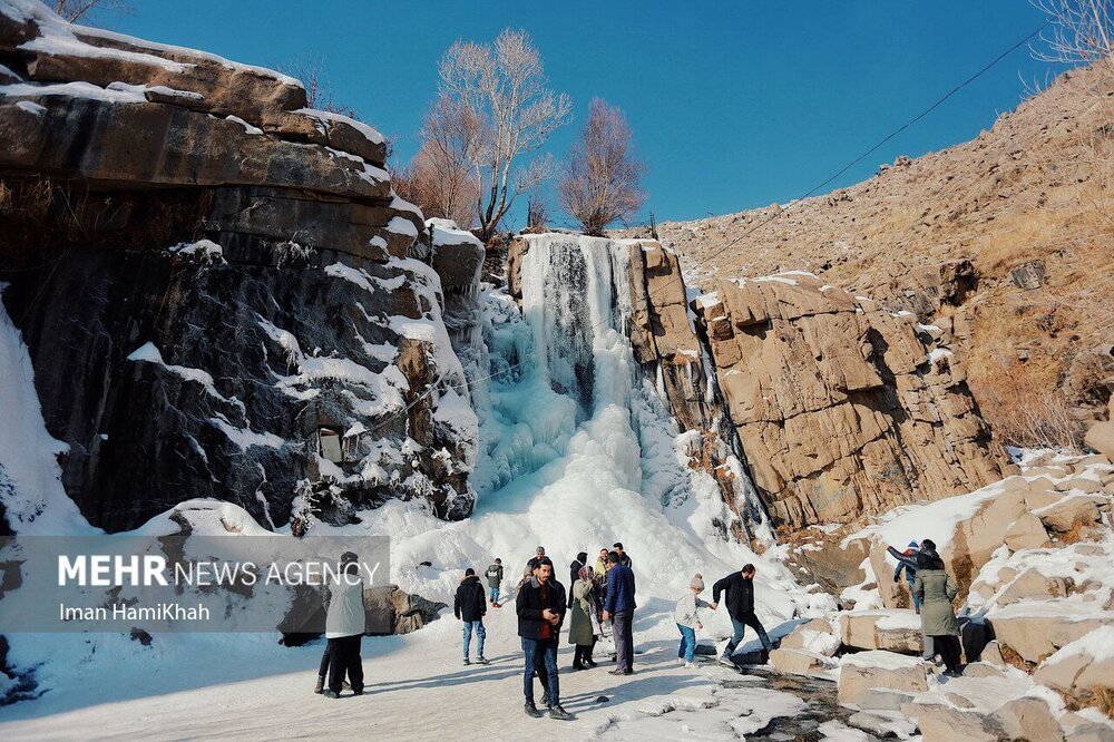 منجمد شدن آبشار ۱۲ متری گنجنامه همدان / عکس
