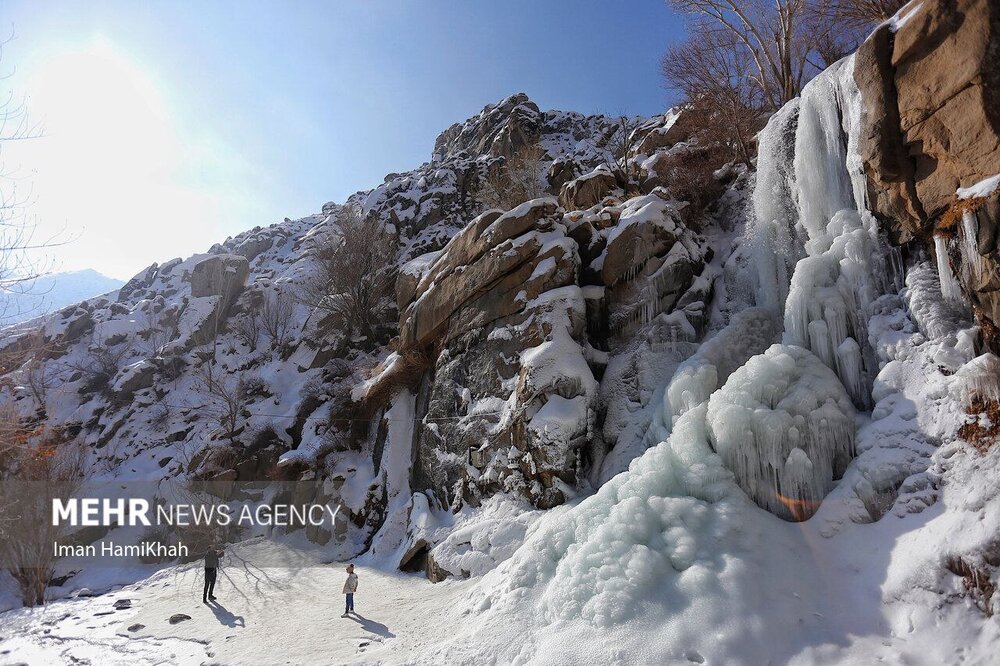 منجمد شدن آبشار ۱۲ متری گنجنامه همدان / عکس