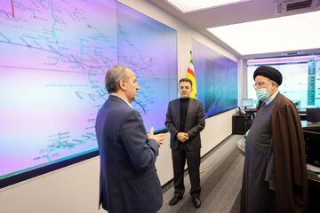 عکس| حضور سرزده رئیسی در مرکز کنترل شرکت ملی گاز 