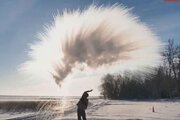 ببینید | ویدیویی جالب از یخ زدن آب جوش در هوای ۱۷- درجه مشهد