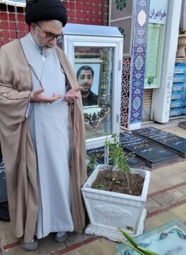 ادای احترام وزیر اطلاعات به مقام شهید «حاج قاسم سلیمانی» 