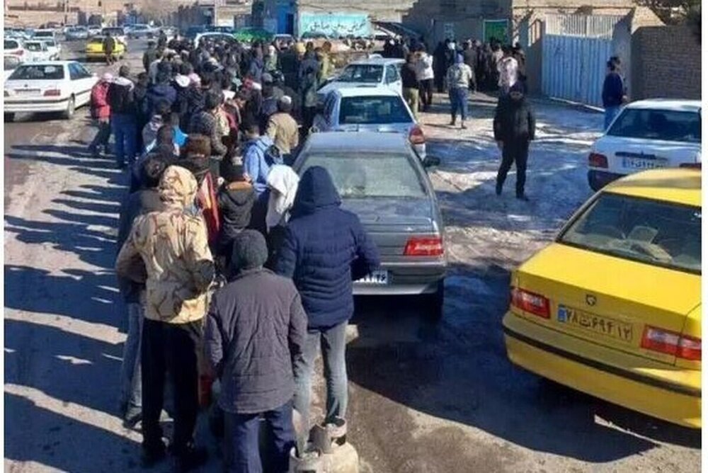 مسافران قطار پیشرفت دولت سیزدهم به صف چراغ نفتی برای مقابله با زمستان رفتند؟/ تندروها مردم و دولت روحانی را متهم کردند