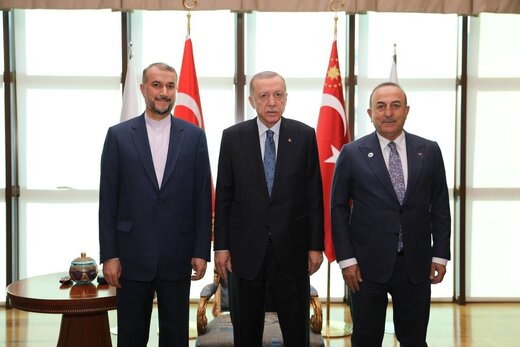 وزير الخارجية الايراني يلتقي الرئيس التركي في انقرة