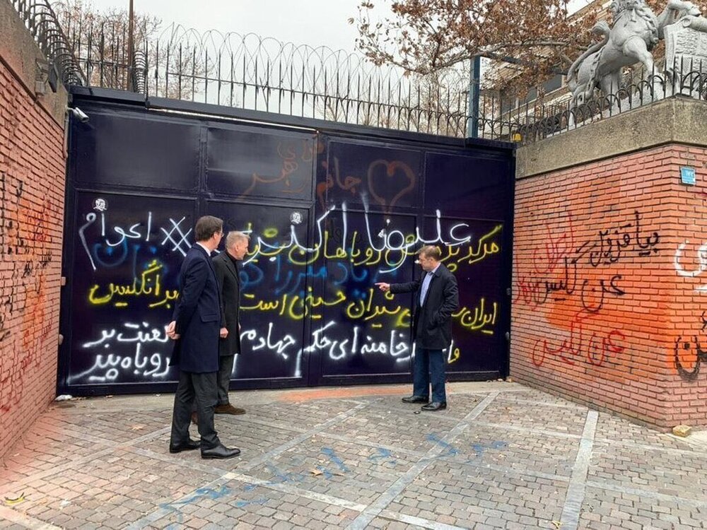 انتقاد از شعار «آبروبر» و عجیب، روی دیوار سفارت انگلیس + عکس