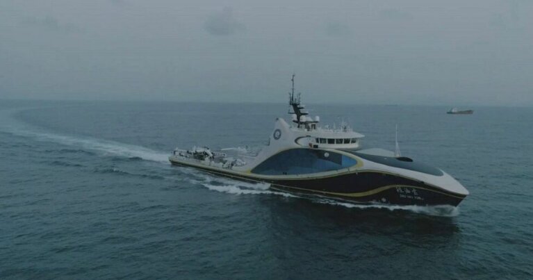 کشتی عجیب با قابلیت حمل پهپاد و زیردریایی بدون سرنشین / عکس