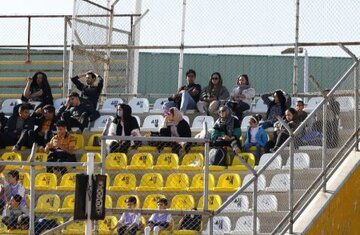 عکس | اتفاق جالب در لیگ یک؛ حضور زنان در ورزشگاه جم