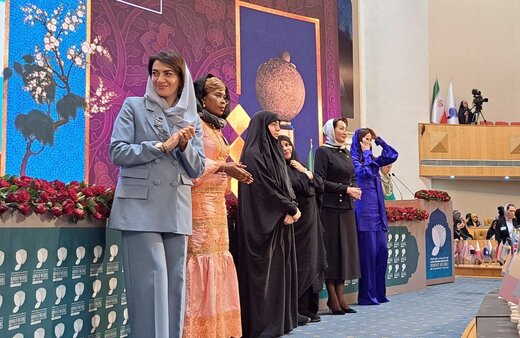 تكريم 7 سيدات بارزات ومؤثرات في مؤتمر طهران