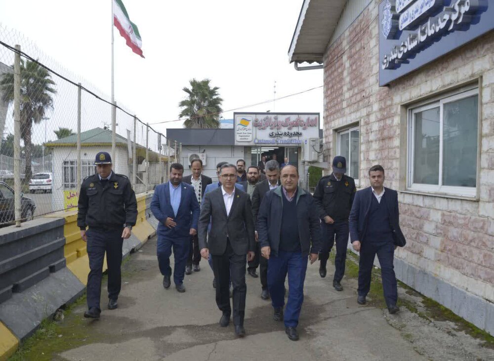 بازدید فرهادی از مجتمع بندرانزلی و گمرکات استان