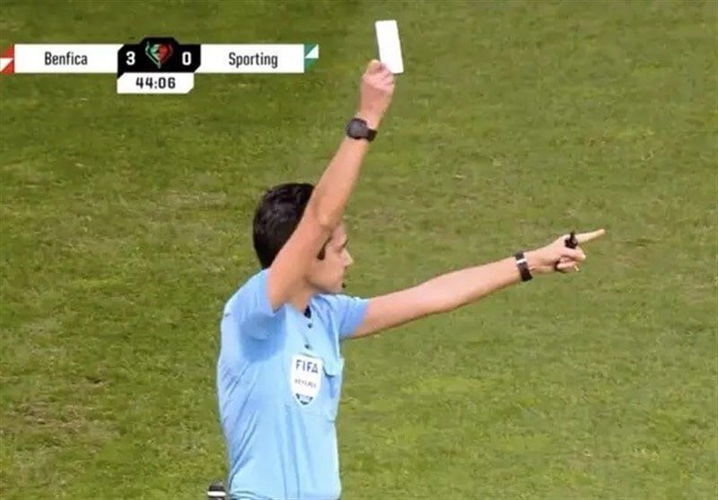 ببینید | اتفاقی بی‌سابقه در فوتبال دنیا؛ استفاده از «کارت سفید» توسط داور زن