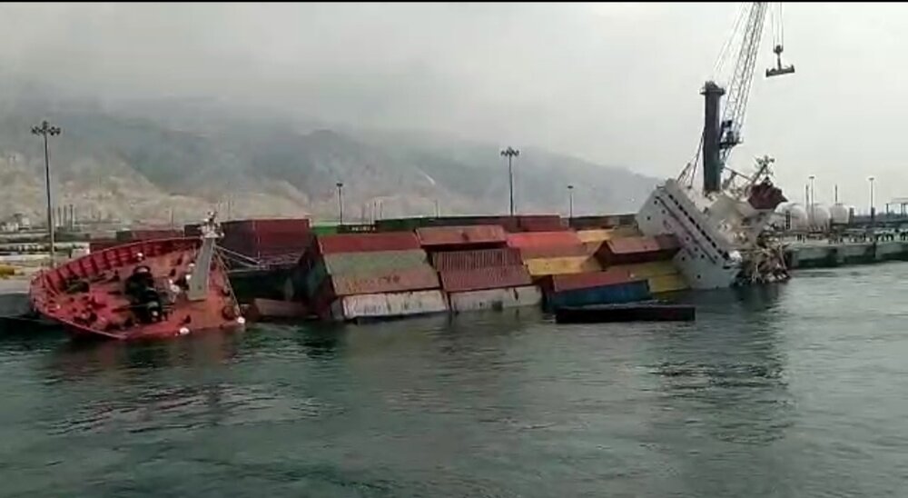 غرق شدن کشتی در عسلویه به‌دنبال یک غفلت / عکس
