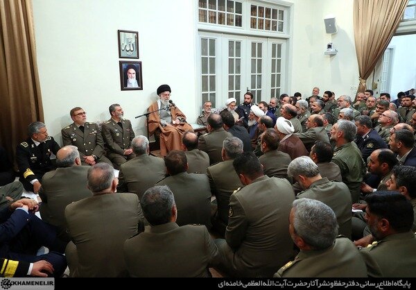 تملق گویی و چاپلوسی ممنوع/ مرور سه دهه انتقاد رهبرانقلاب به خواص