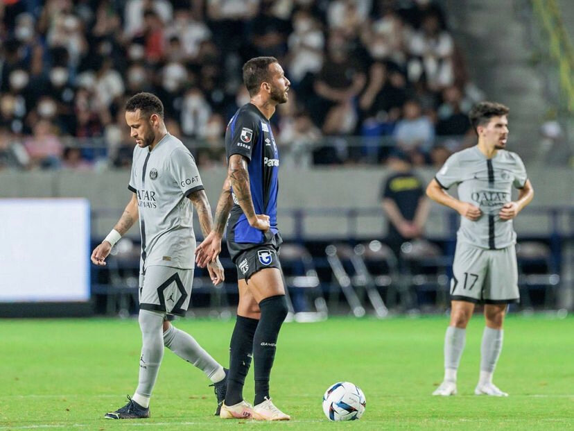 عکس | ستاره جدید پرسپولیس در محاصره مسی و نیمار!