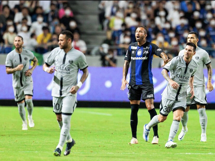 عکس | ستاره جدید پرسپولیس در محاصره مسی و نیمار!