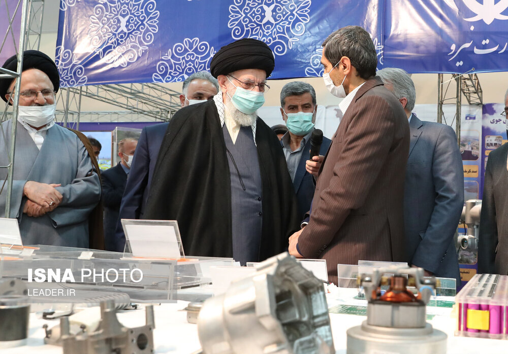 بازدید  رهبر انقلاب از نمایشگاه توانمندی‌های صنعتی + تصاویر