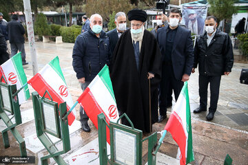 قائد الثورة الاسلامیة یزور مرقد الامام الخمینی (رض) وقبور الشهداء