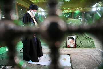 تصاویری از حضور رهبر انقلاب در حرم امام (ره) و گلزار شهدای بهشت زهرا