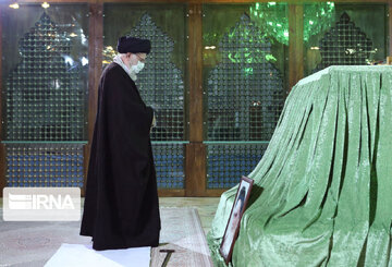 Supreme Leader pays tribute to late Imam Khomeini