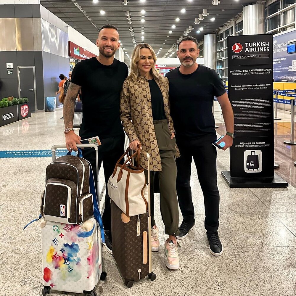 عکس| مهاجم برزیلی پرسپولیس با همسرش در مسیر تهران