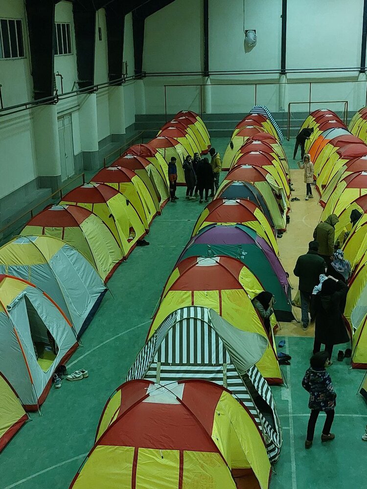 مناطق زلزلهزده خوی چه خبر؟ / هوا سرد، نان کم، پسلرزهها همچنان ادامه دارد