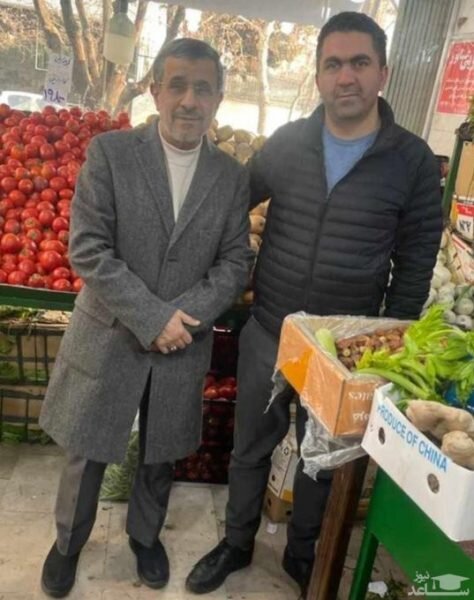 تیپ دیده‌نشده از رئیس «دولت بهار» /عکس یادگاری احمدی‌نژاد در میوه‌فروشی