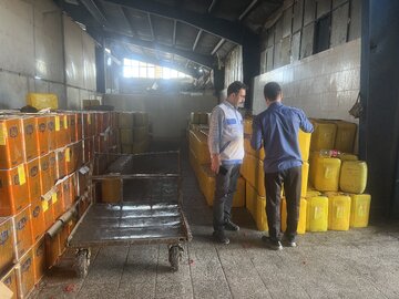 کشف ۱میلیون و ۲۴۸هزار لیتر روغن تقلبی خوراک دام و طیور در مشهد مقدس