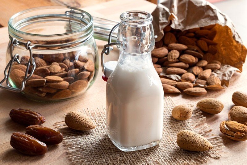 آیا شیر بادام جایگزین مناسبی برای شیر گاو است؟/ فواید و مضرات شیر بادام