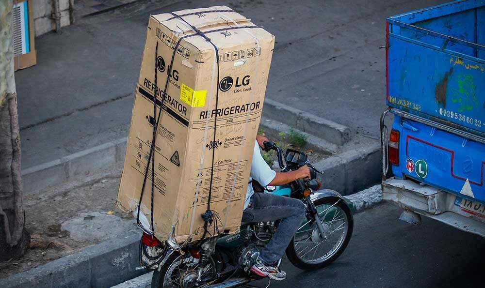 عکس | تصاویر جالب از بارگیری لوازم خانگی توسط موتور سیکلت