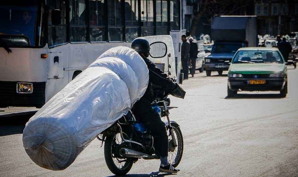 عکس | تصاویر جالب از بارگیری لوازم خانگی توسط موتور سیکلت