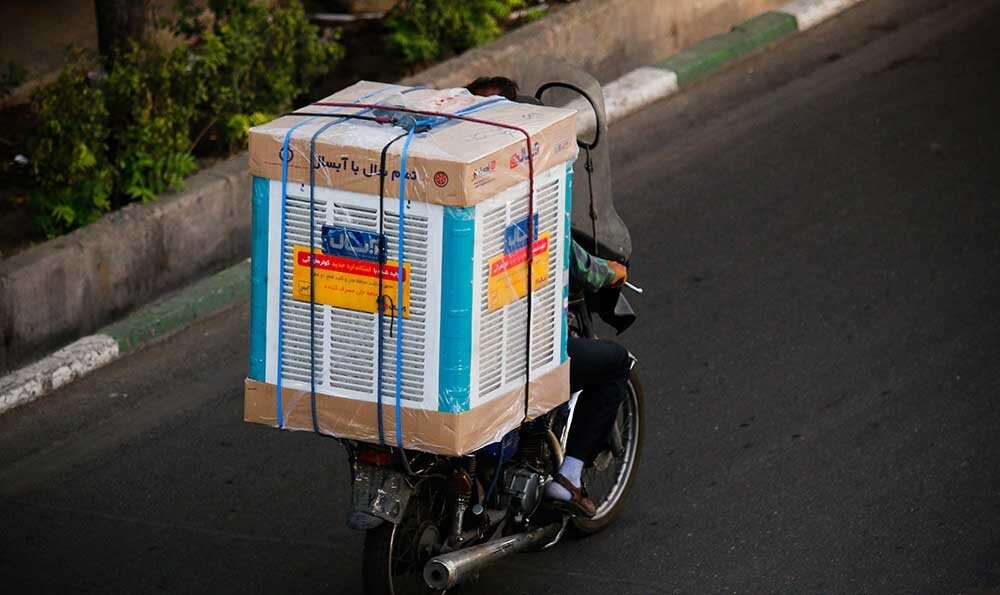 عکس | تصاویر جالب از بارگیری لوازم خانگی توسط موتور سیکلت