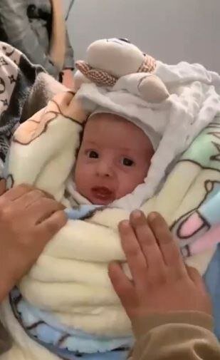 تولد نوزاد خویی در دل زلزله و پس لرزهها / عکس