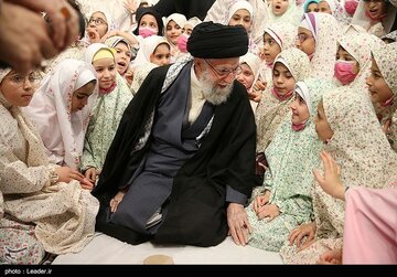 رهبر انقلاب «انگشتر» خود را در جشن تکلیف به چه کسی هدیه داد؟ + عکس