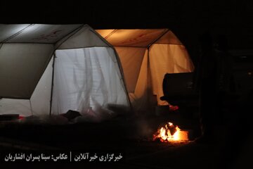 زندگی اضطراری زلزله‌زدگان، اشباع در کمک‌ها، ضعف در مدیریت