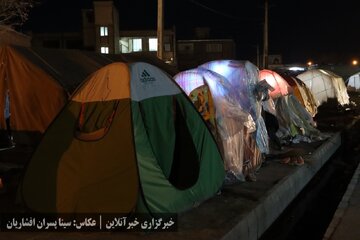 زندگی اضطراری زلزله‌زدگان، اشباع در کمک‌ها، ضعف در مدیریت