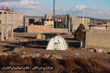زندگی اضطراری زلزله‌زدگان، اشباع در کمک‌ها، ضعف در مدیریت