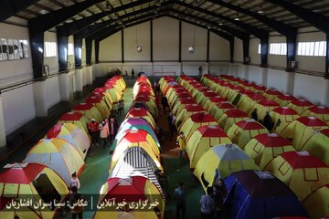 زندگی اضطراری زلزله‌زدگان، اشباع در کمک‌ها، ضعف در مدیریت