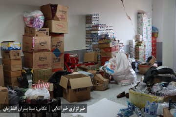 زندگی اضطراری زلزله‌زدگان، اشباع در کمک‌ها، ضعف در مدیریت