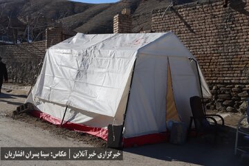 زندگی اضطراری زلزله‌زدگان، اشباع در کمک‌ها، ضعف در مدیریت