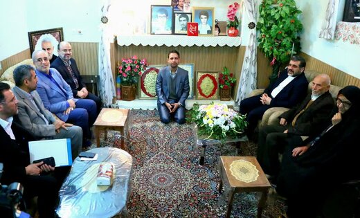 دیدار وزیر فرهنگ و ارشاد اسلامی با خانواده شهیدان خیامی دیدار وزیر فرهنگ و ارشاد اسلامی با خانواده شهیدان خیامی