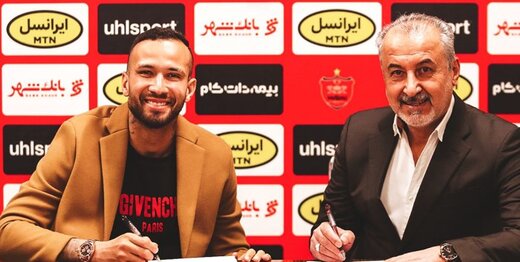 عکس | قرارداد مهاجم جدید پرسپولیس امضا شد