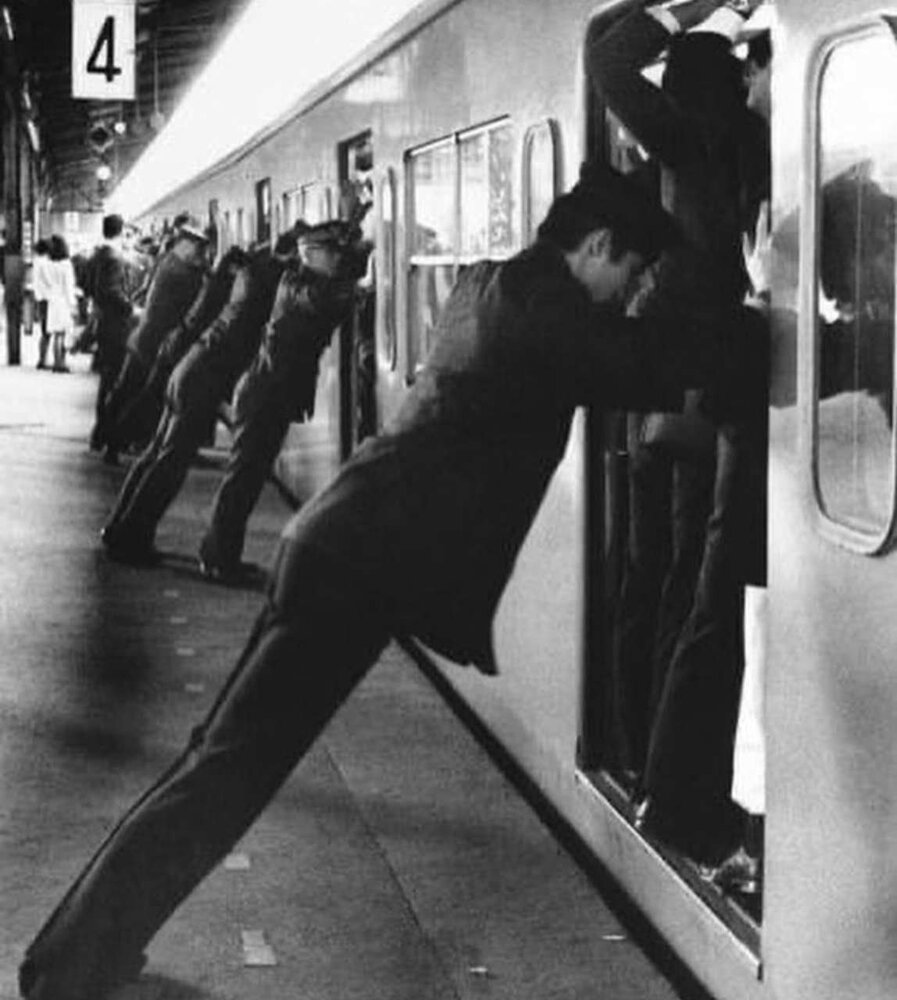عکس | تصویری جالب از متروی توکیو/ تلاش ماموران برای بستن در قطار ...