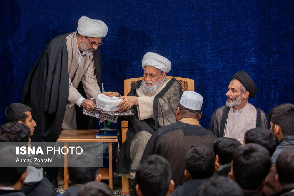 گزارش تصویری مراسم «عمامهگذاری» در دفتر سه مرجع تقلید 3