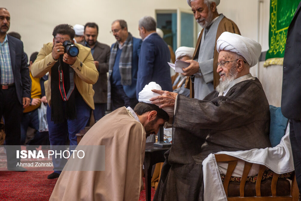 گزارش تصویری مراسم «عمامه‌گذاری» در دفتر سه مرجع تقلید