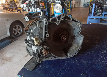 اهدای یک دستگاه گیربکس توسط خانواده نیکوکار دامغانی به کارگاه فناوری خودرو مرکز آموزش فنی و حرفه‌ای 