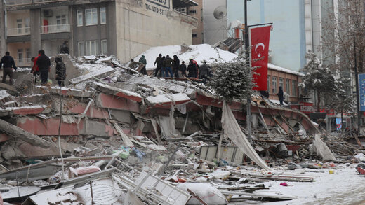 ببینید | کمک اینترنت به نجات معجزه آسای جوان ترکیه‌ای از زیر آوار