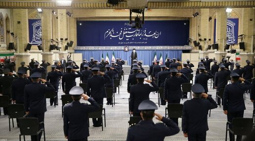 قائد الثورة الاسلامية يستقبل حشدا من قادة وكوادر القوة الجوية للجيش