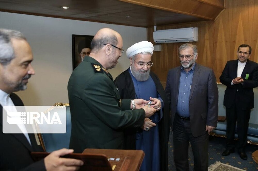 سالروز تجلیل از «خانواده شهدای هستهای» و «افتخارآفرینان برجام» / اعطای «نشان خدمت» از سوی روحانی به شهید محسن فخریزاده در سال ۹۴ + گزارش تصویری