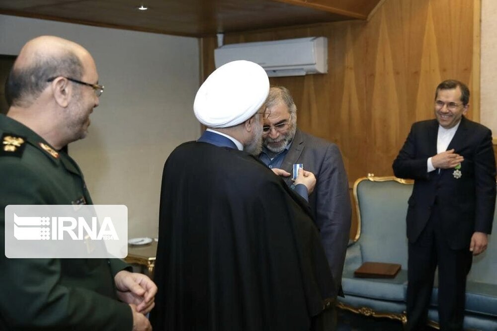 سالروز تجلیل از «خانواده شهدای هستهای» و «افتخارآفرینان برجام» / اعطای «نشان خدمت» از سوی روحانی به شهید محسن فخریزاده در سال ۹۴ + گزارش تصویری